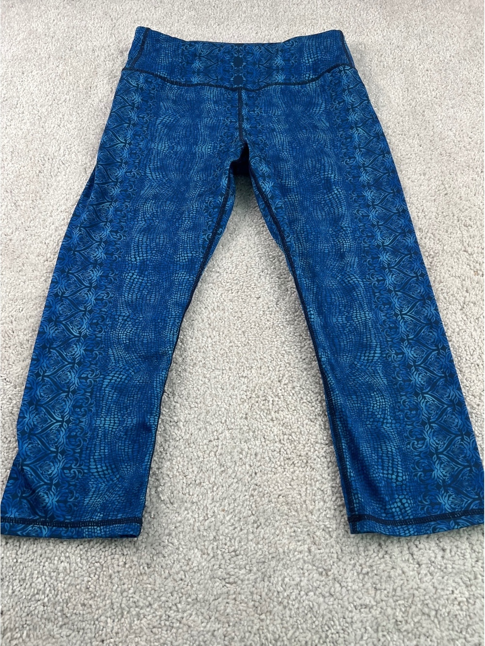 Blue Pattern Capri Leggings with Back Zipper Pocket